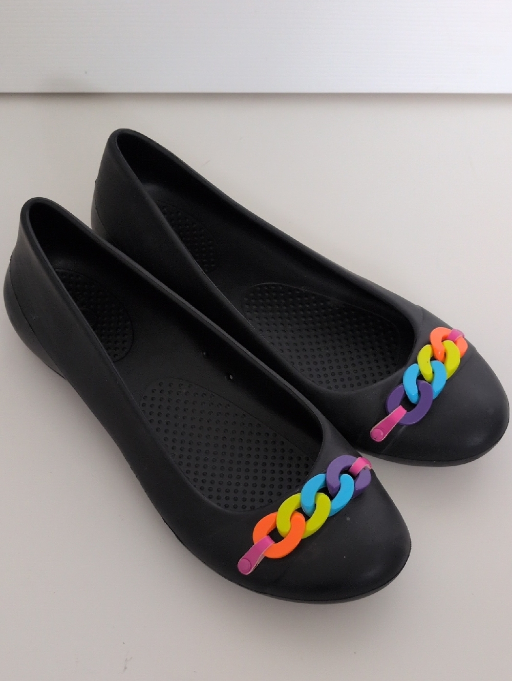Crocs Black Gianna Rainbow Link Flats - W8